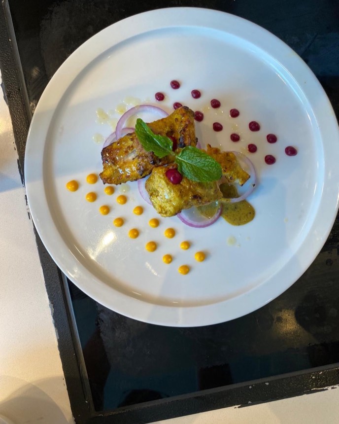 Chicken tikka with dot-painted plating